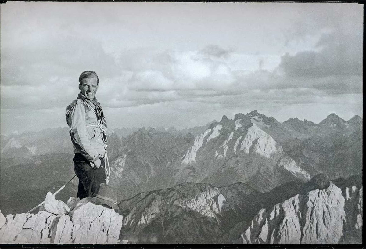 Cover image for A Mountaineer's Life ISBN