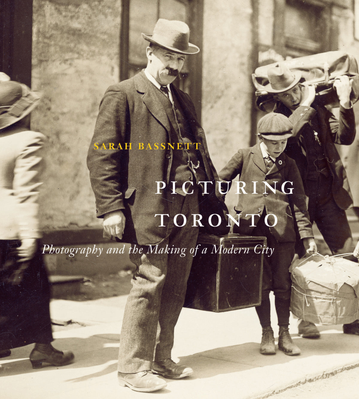 Cover image for Picturing Toronto ISBN 9780228013808