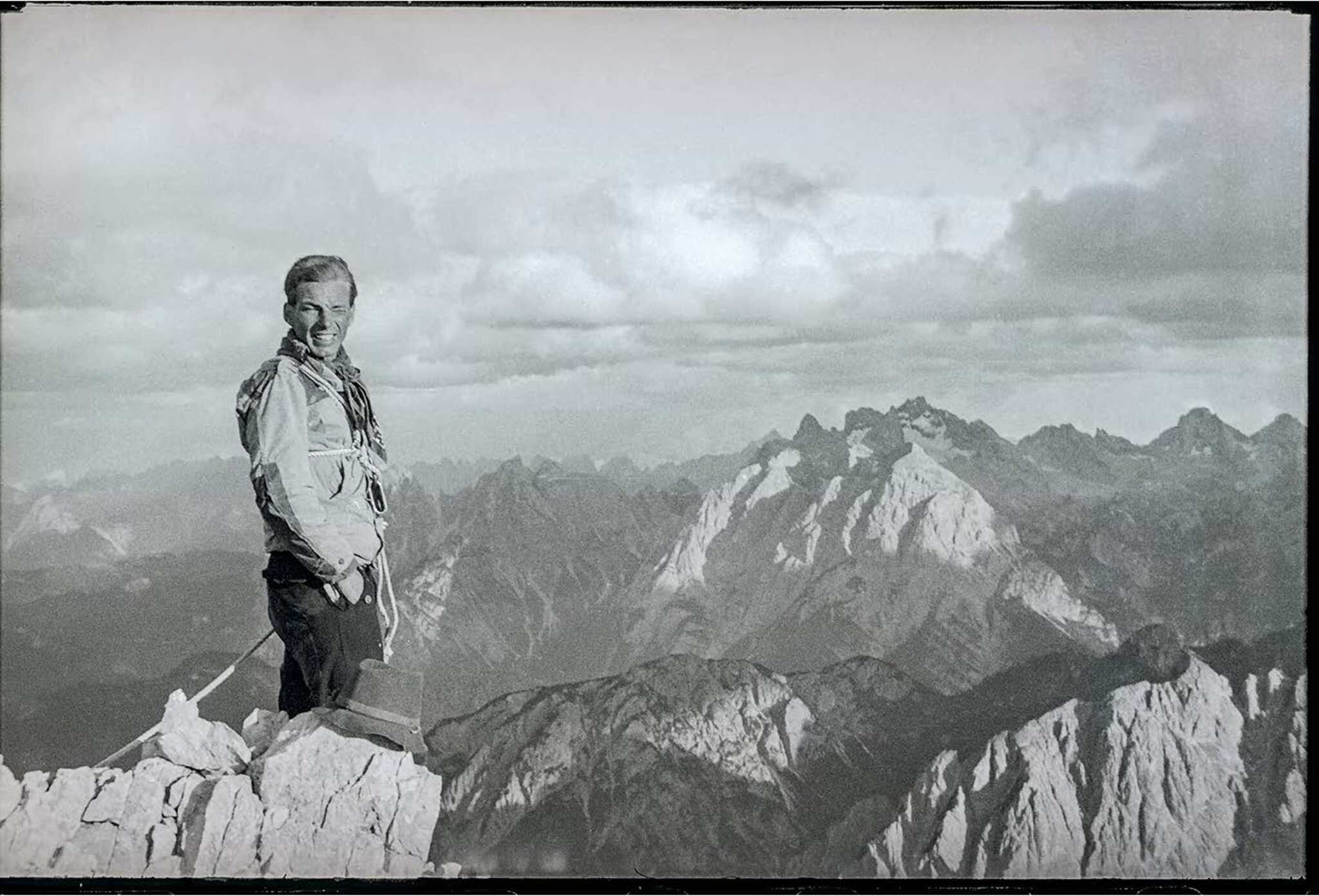 Cover image for A Mountaineer's Life ISBN 